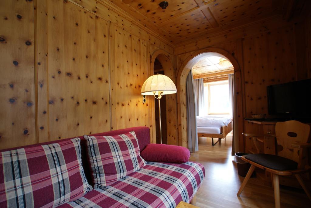 Hotel Bellaval Scuol Room photo